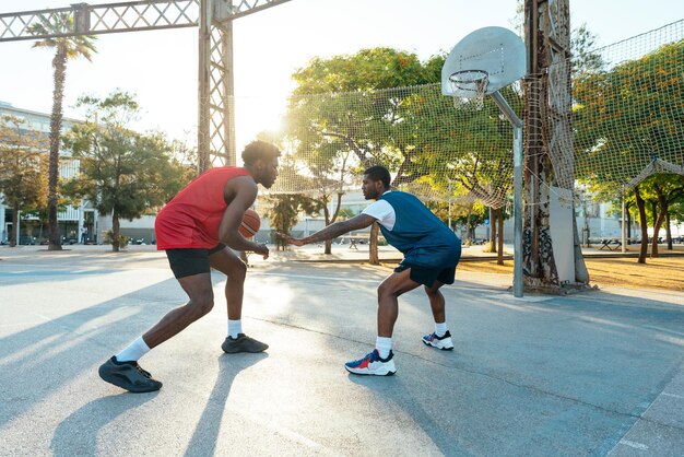 Foto jonge basketballers trainen op het veld