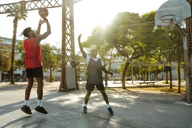 Jonge basketballers trainen op het veld