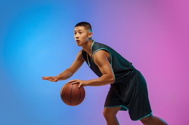 Jonge basketbalspeler in neonlicht, training