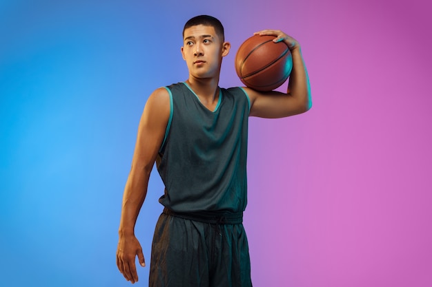 Jonge basketbalspeler in neonlicht, training