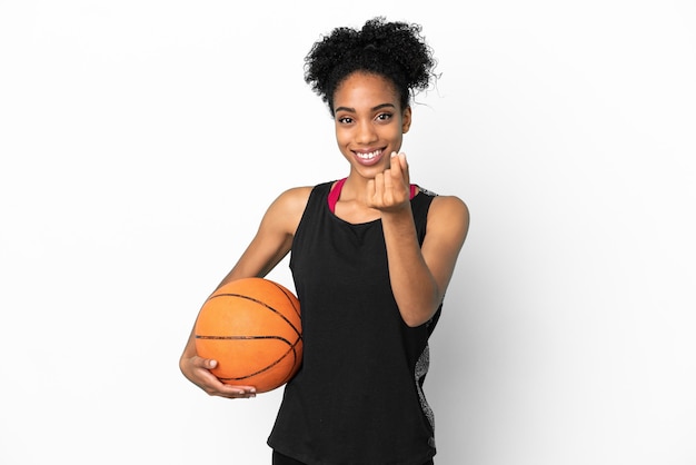 Jonge basketbalspeler latijnse vrouw geïsoleerd op een witte achtergrond geld gebaar maken