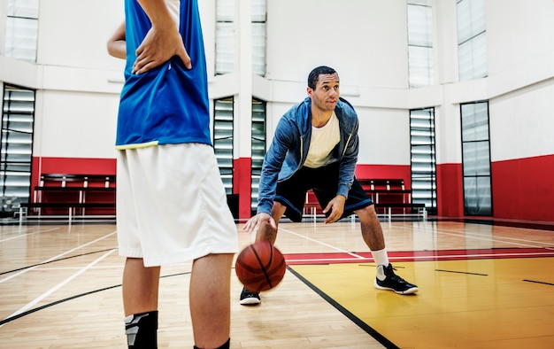 Jonge basketbalspeler schieten