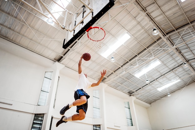 Jonge basketbalspeler schieten