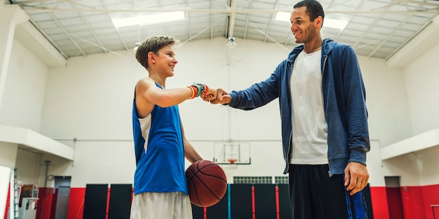 Jonge basketbalspeler schieten