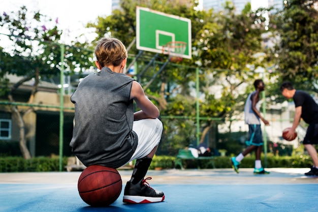 Jonge basketbalspeler schieten