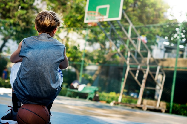 Jonge basketbalspeler schieten