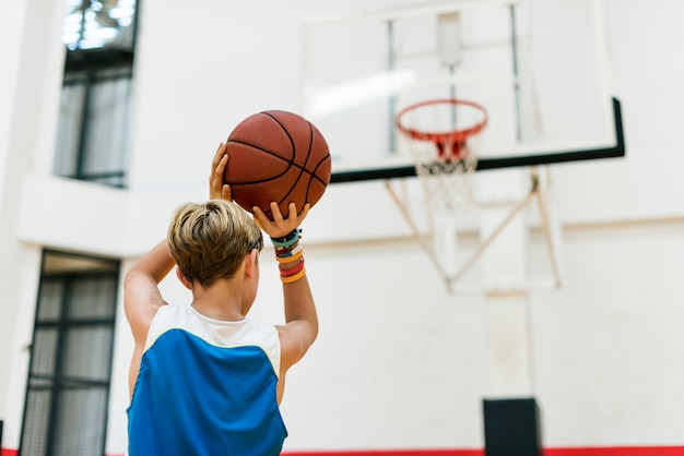 Jonge basketbalspeler schieten