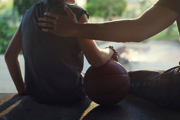 Jonge basketbalspeler schieten