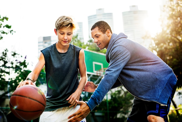 Jonge basketbalspeler schieten