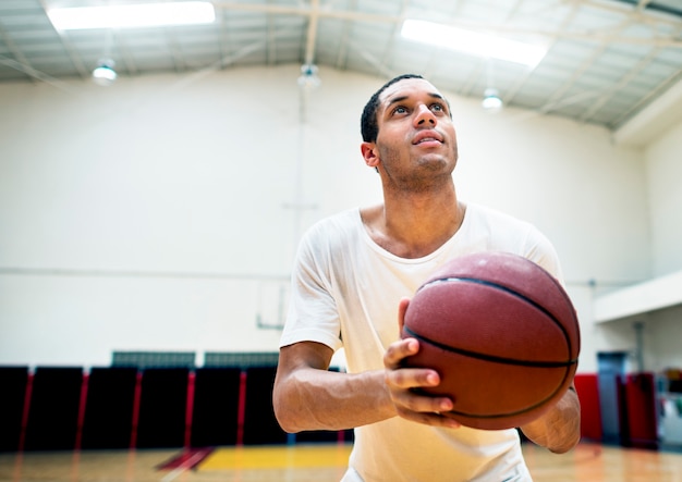 Jonge basketbalspeler schieten