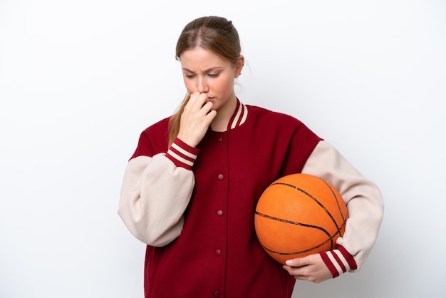 Jonge basketbalspeler vrouw geïsoleerd op een witte achtergrond met twijfels