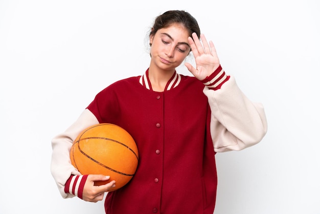 Jonge basketbalspeler vrouw geïsoleerd op een witte achtergrond stop gebaar maken en teleurgesteld