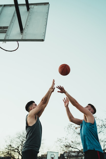 Jonge basketbalspelers die één op één spelen.