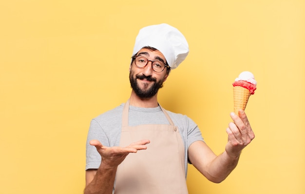 Jonge, bebaarde chef-kok man gelukkige uitdrukking en met een ijsje