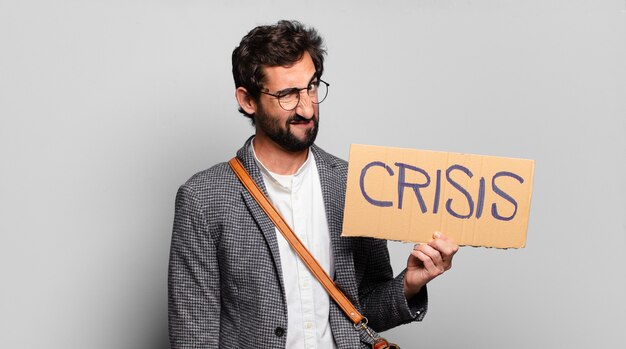 Foto jonge, bebaarde gekke man. crisis concept