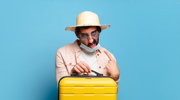 Jonge, bebaarde gekke man met een covid-masker