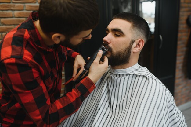 Jonge Bebaarde Man Krijgt Baard Kapsel Door Kapper. Barbershop-thema