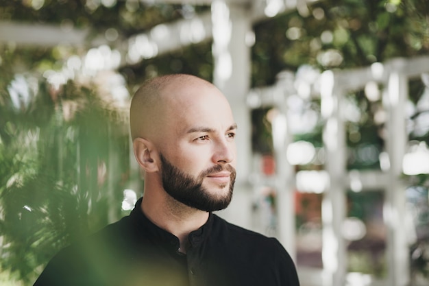 Jonge, bebaarde man levensstijl portret in stad