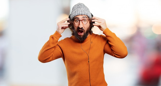 Jonge, bebaarde man luisteren muziek