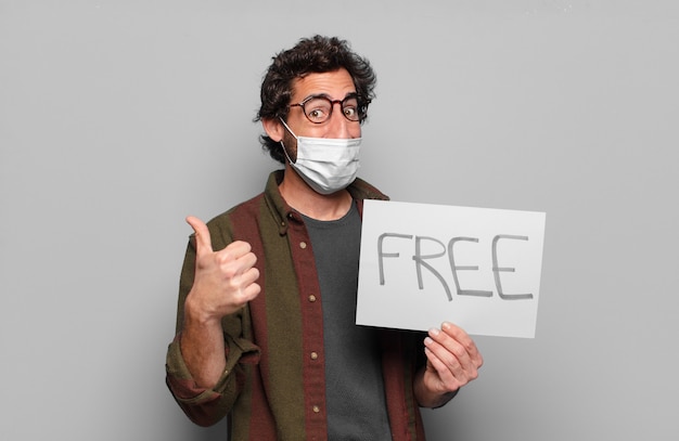 Jonge, bebaarde man met een medisch masker en een gratis concept