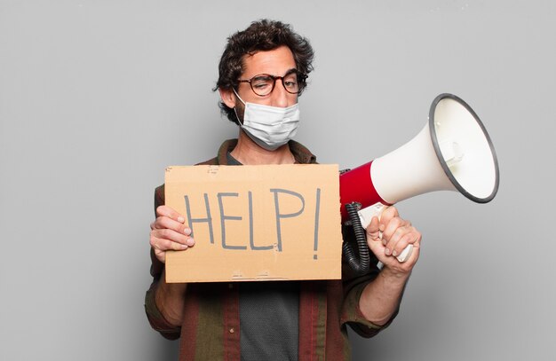 Foto jonge, bebaarde man met een medisch masker