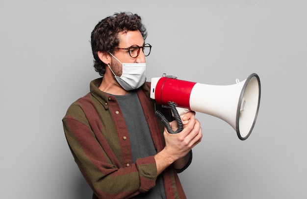 Jonge, bebaarde man met een medisch masker