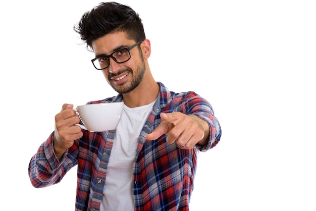 Jonge, bebaarde perzische hipster man met koffiekopje