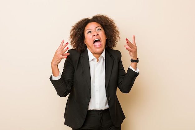 Jonge bedrijfs Afrikaanse Amerikaanse vrouw die met woede gilt.
