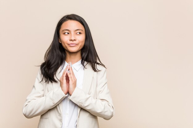 Jonge bedrijfs Chinese vrouw die plan in mening opmaakt