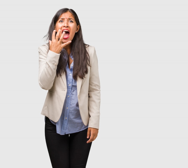 Jonge bedrijfs Indische vrouw zeer doen schrikken en bang, wanhopig naar iets, schreeuwt van het lijden en open ogen, concept waanzin