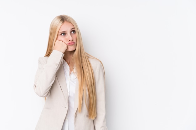 Jonge bedrijfsblonde vrouw die droevig en peinzend voelt