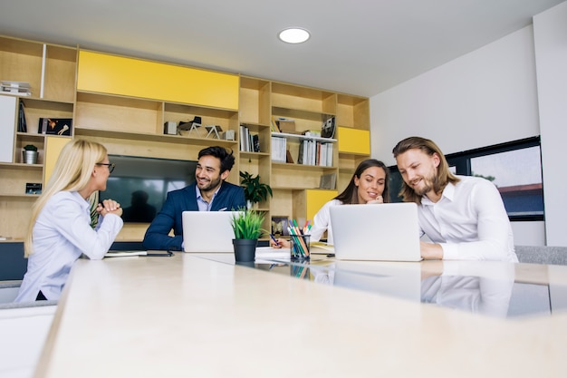 Jonge bedrijfsmensen die in het bureau werken