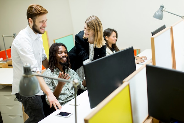 Jonge bedrijfsmensen in modern bureau