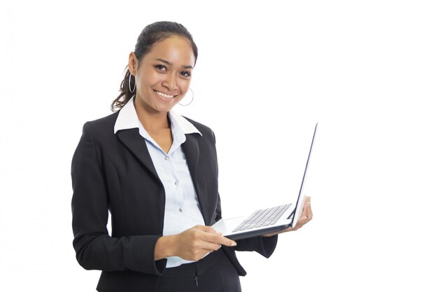 Jonge bedrijfsvrouw die aan haar laptop werkt terwijl status