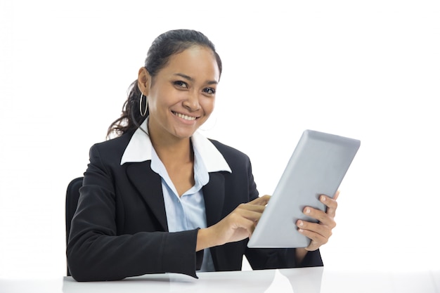 Jonge bedrijfsvrouw die aan haar PC-tablet werkt