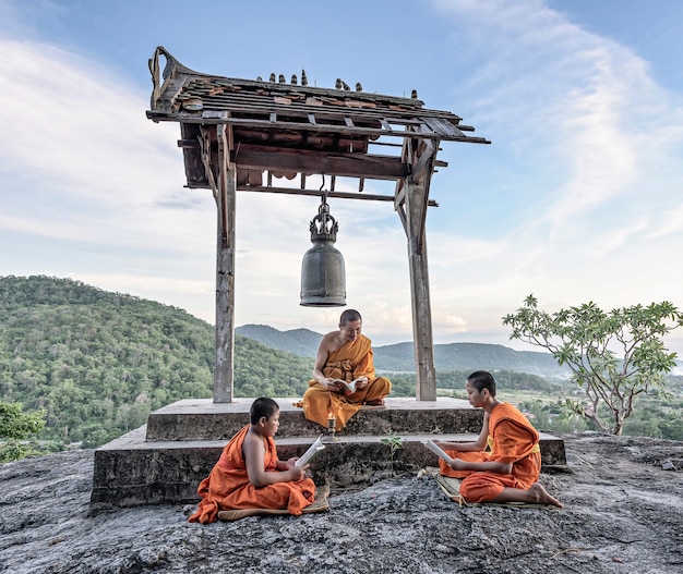 Jonge beginnende monniken leren