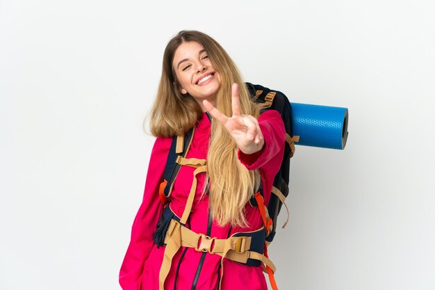 Jonge bergbeklimmer vrouw met een grote rugzak geïsoleerd