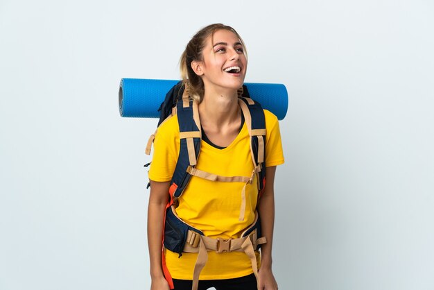 Jonge bergbeklimmer vrouw met een grote rugzak op wit lachen