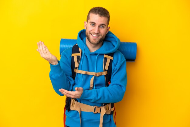 Jonge blanke bergbeklimmer man met een grote rugzak geïsoleerd