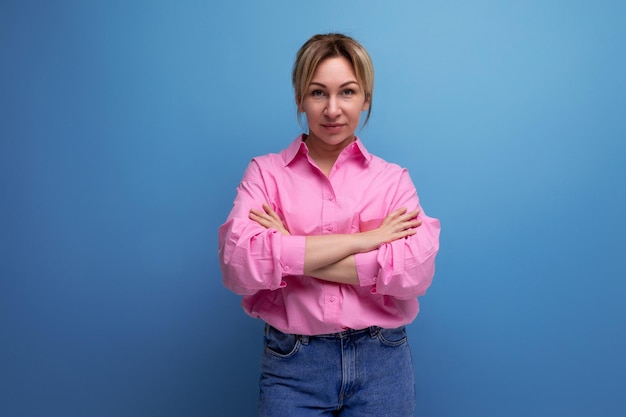 Foto jonge blanke blonde secretaressevrouw met paardenstaartkapsel gekleed in roze shirt voelt zich zelfverzekerd