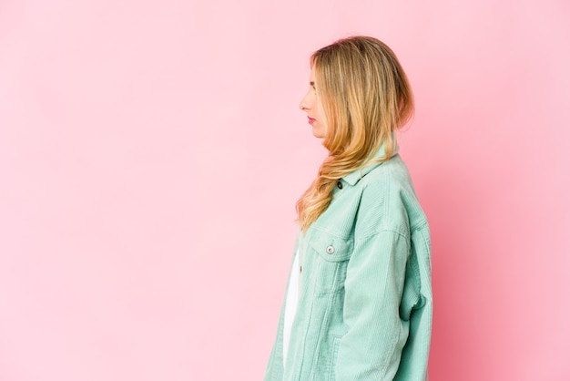 Jonge blanke blonde vrouw lachen blij, zorgeloos, natuurlijke emotie.