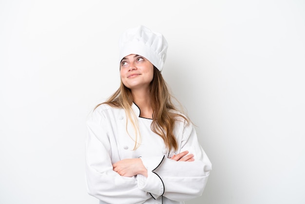 Jonge blanke chef-kokvrouw geïsoleerd op een witte achtergrond terwijl ze glimlacht