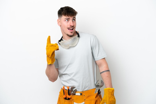 Jonge blanke elektricien man geïsoleerd op een witte achtergrond denken een idee met de vinger omhoog