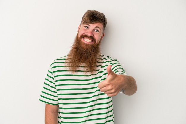 Jonge blanke gember man met lange baard geïsoleerd op een witte achtergrond glimlachend en duim omhoog