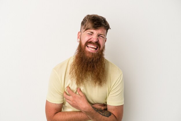 Jonge blanke gember man met lange baard geïsoleerd op een witte achtergrond lachen en plezier hebben.