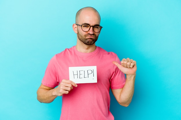 Jonge blanke kale man met een Help-plakkaat geïsoleerd op een paarse muur voelt zich trots en zelfverzekerd, voorbeeld om te volgen.