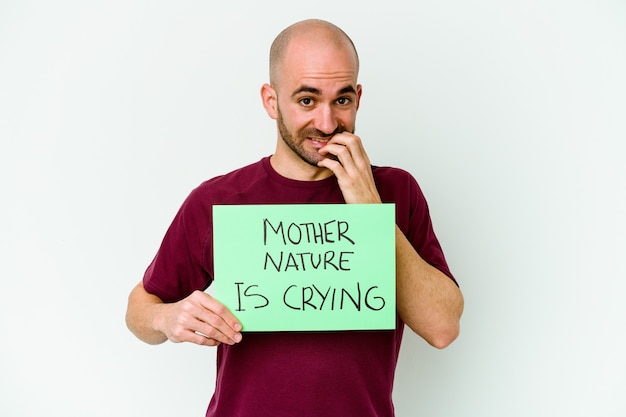 Jonge blanke kale man met een moeder natuur huilen geïsoleerd op witte achtergrond vingernagels bijten, nerveus en erg angstig.