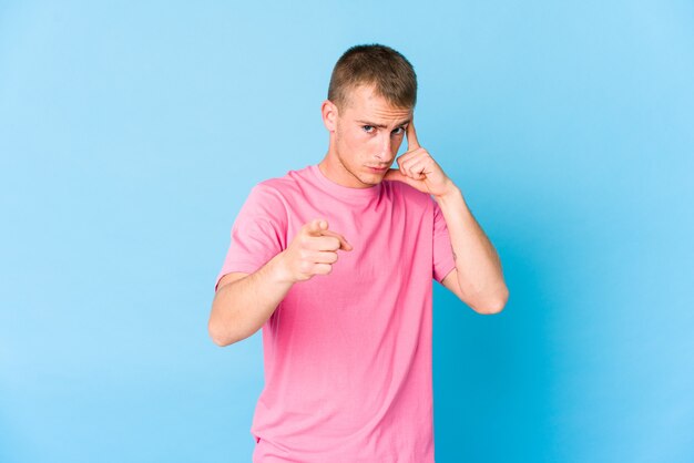 Jonge blanke knappe man geïsoleerd emoties uiten