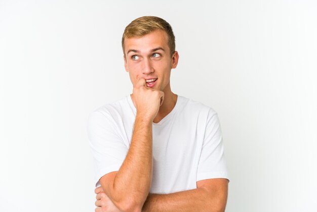 Jonge blanke knappe man geïsoleerd emoties uiten