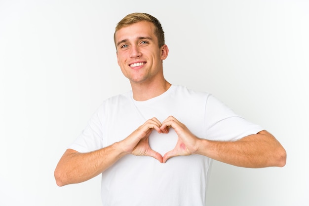 Jonge blanke knappe man geïsoleerd emoties uiten